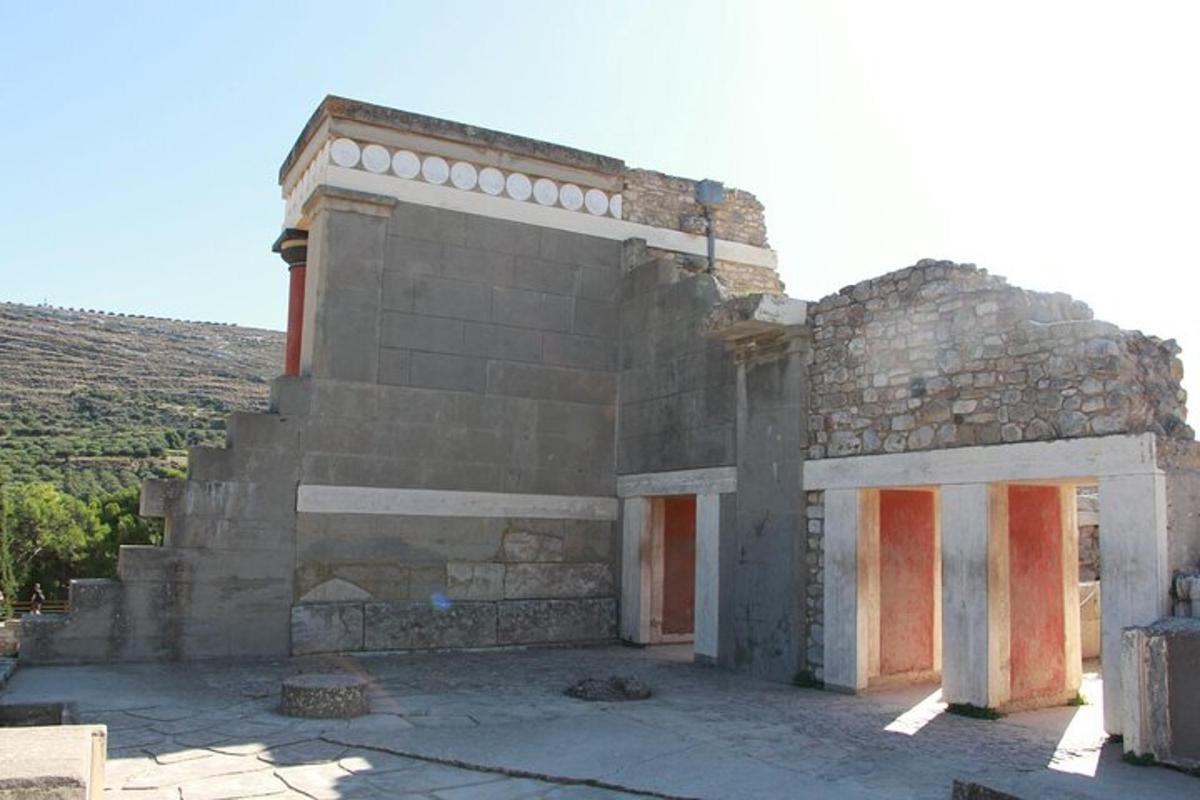 un vecchio edificio in pietra con due porte laterali