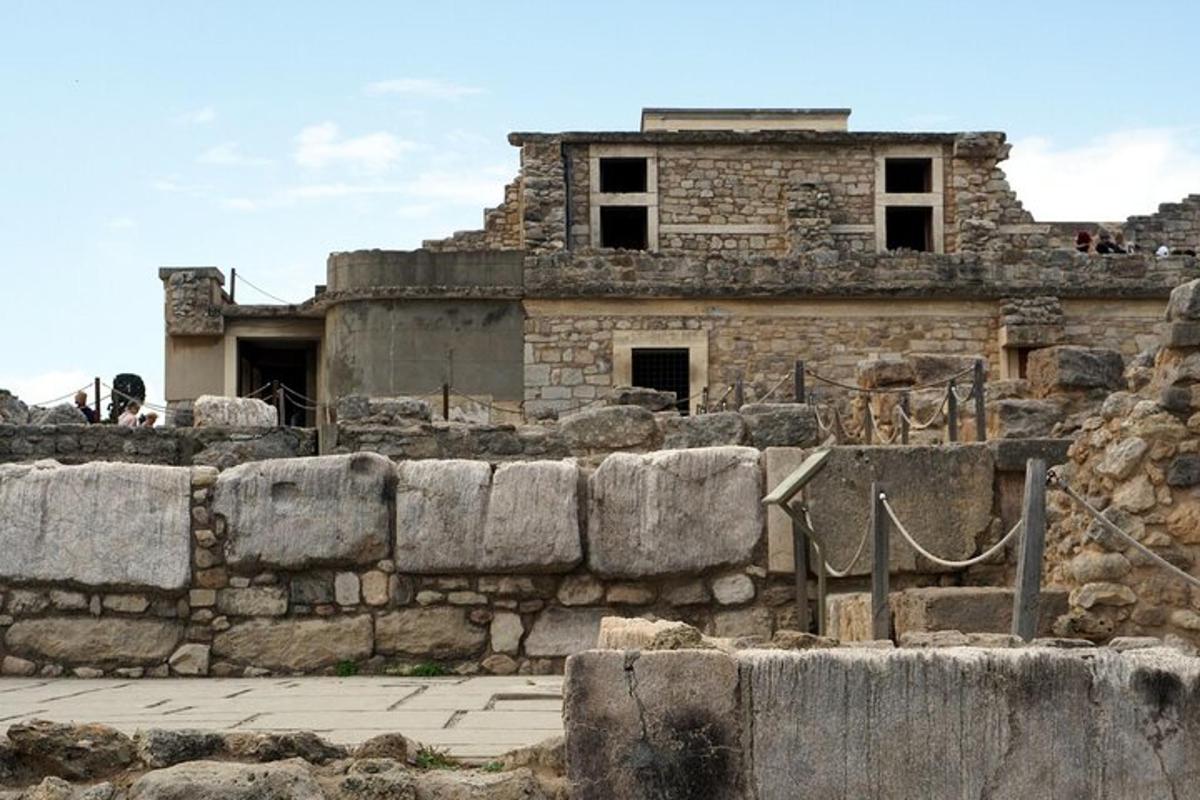 un vecchio edificio in pietra di fronte a un muro di pietra