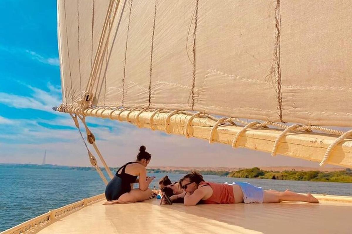 Un grupo de mujeres tumbadas en el borde de un barco.
