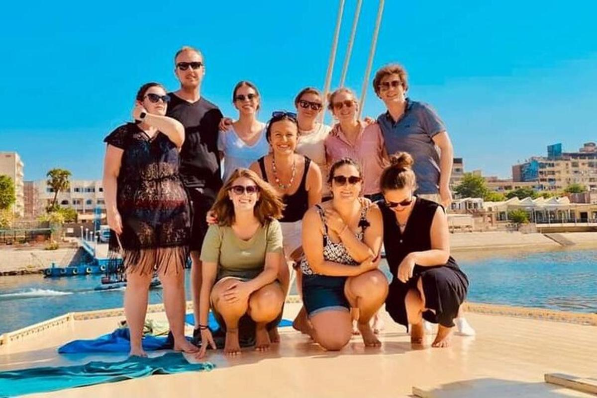 Un grupo de personas posando para una foto cerca del agua.