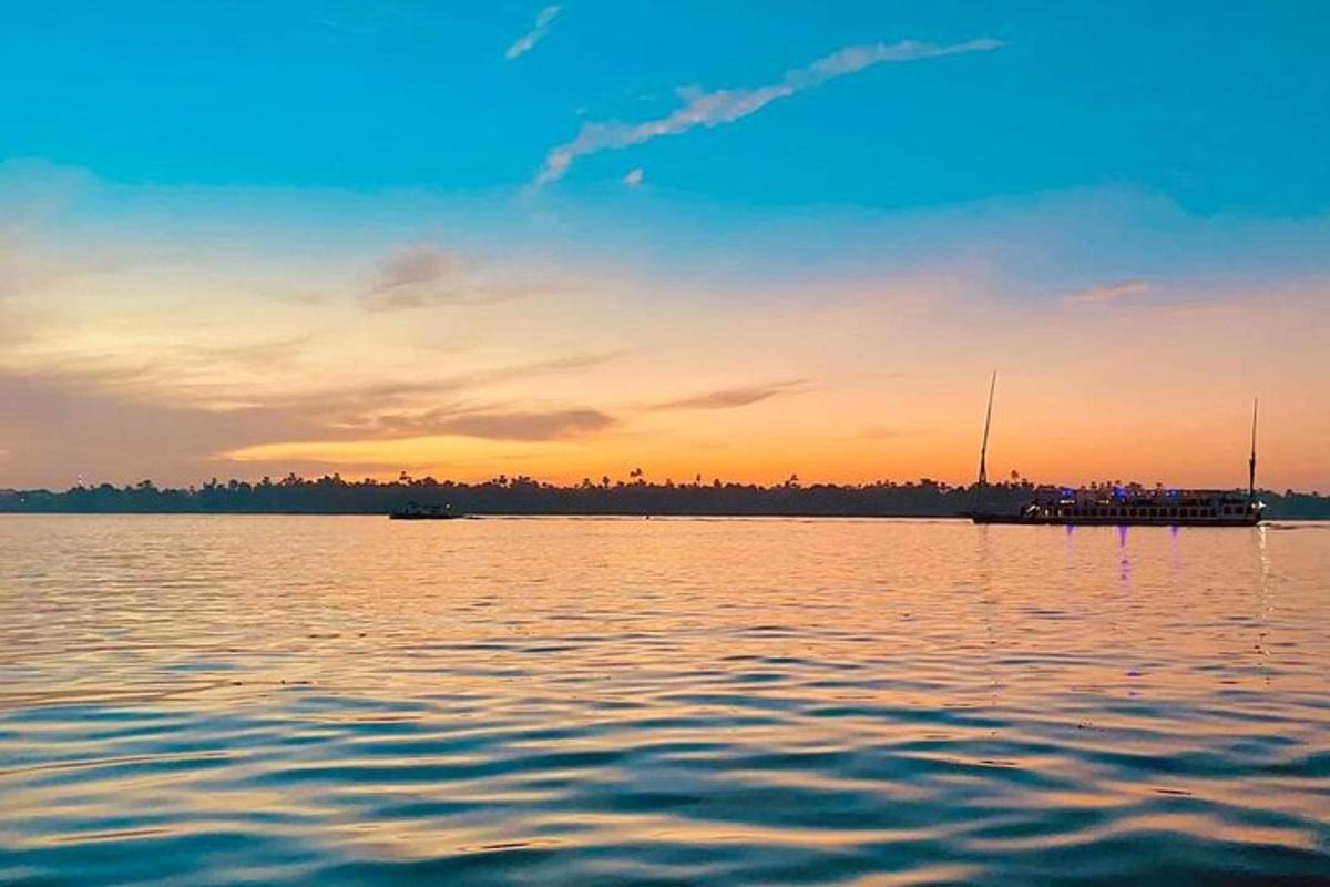 Una vista de un gran cuerpo de agua al atardecer.