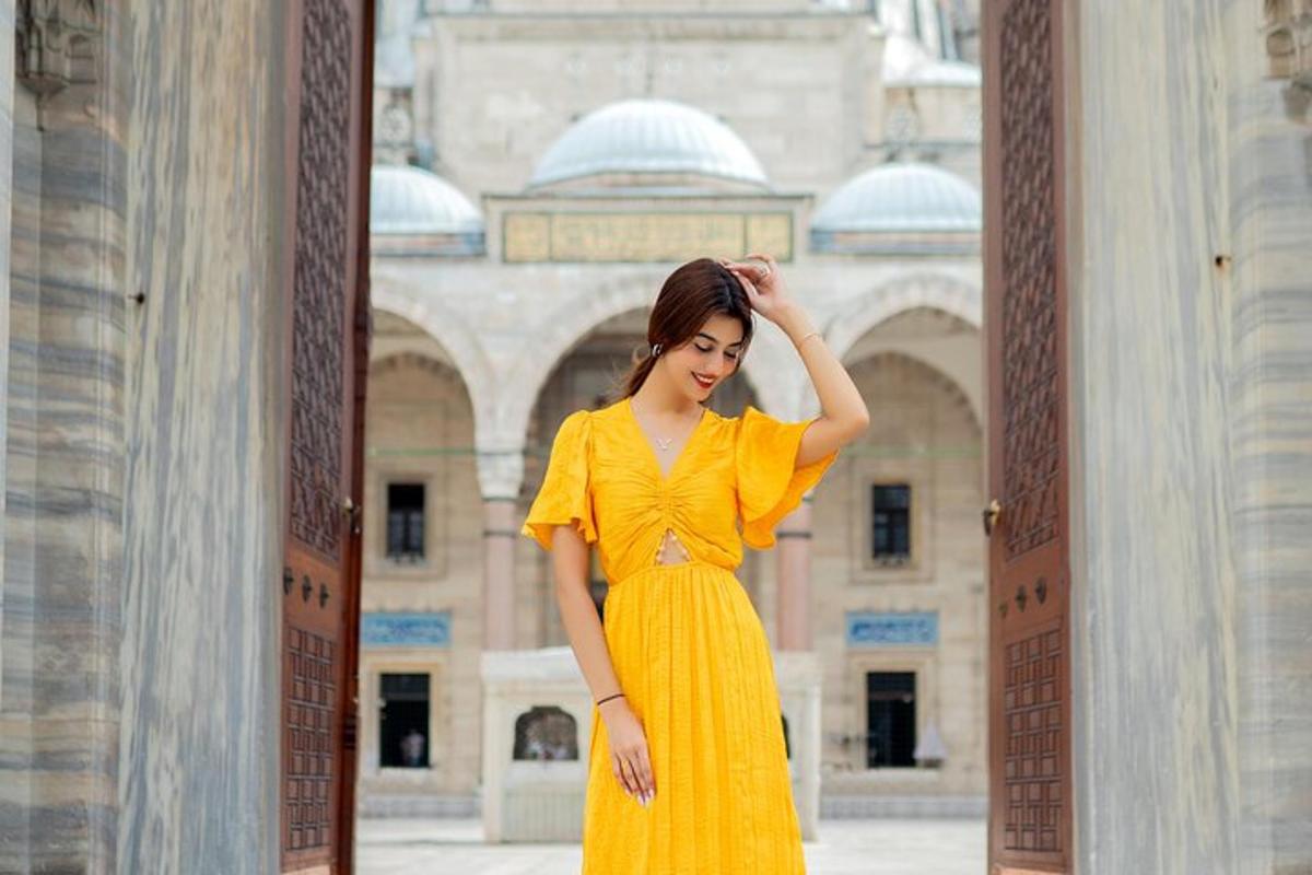 una donna in un vestito giallo in piedi davanti a un edificio