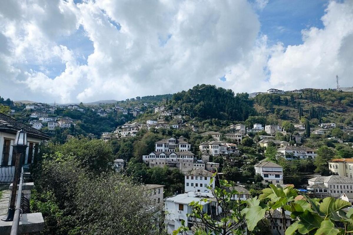 uma vista de uma cidade com casas em uma colina