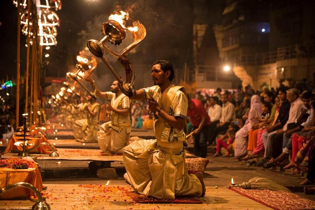 sekumpulan lelaki melakukan ritual dalam khalayak ramai