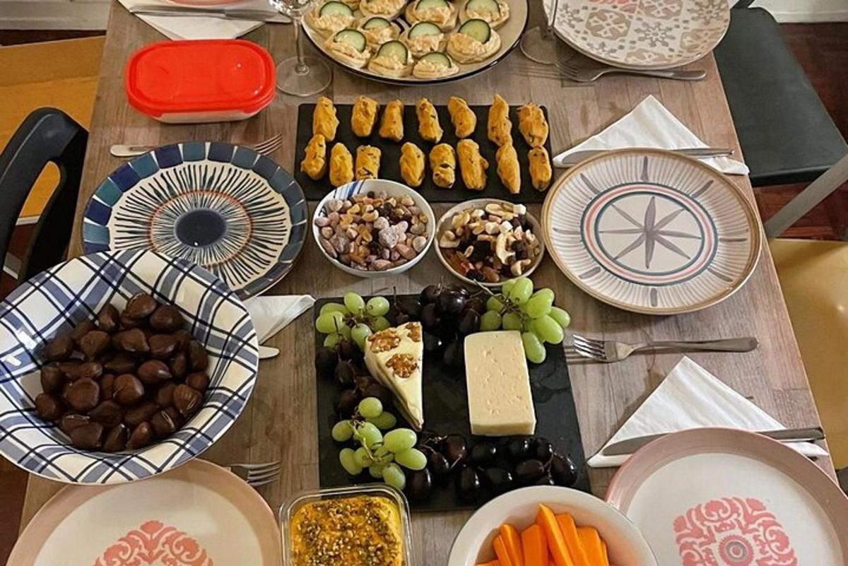 meja dengan pelbagai jenis makanan di atasnya