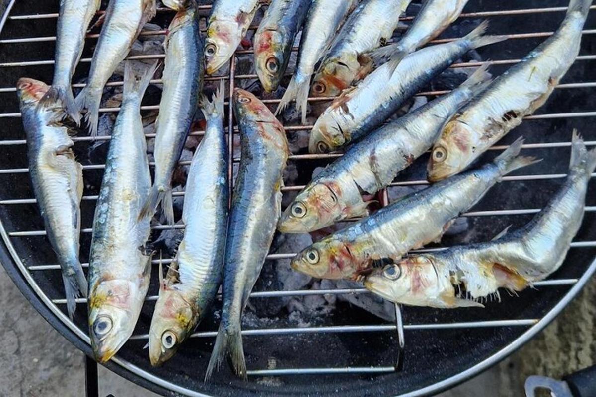 sekumpulan ikan yang dimasak di atas panggangan