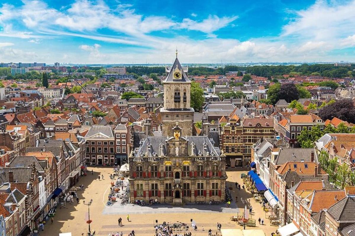 una vista aerea di una città con una torre dell'orologio