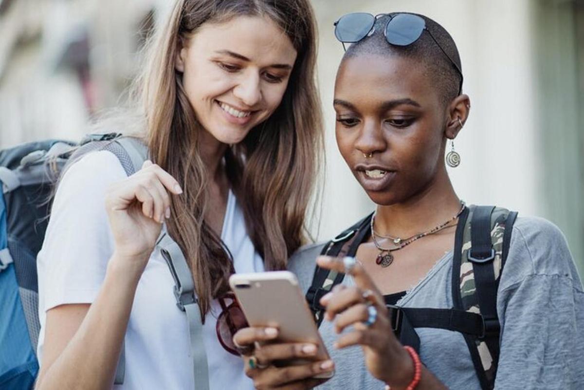 due giovani donne che guardano un cellulare
