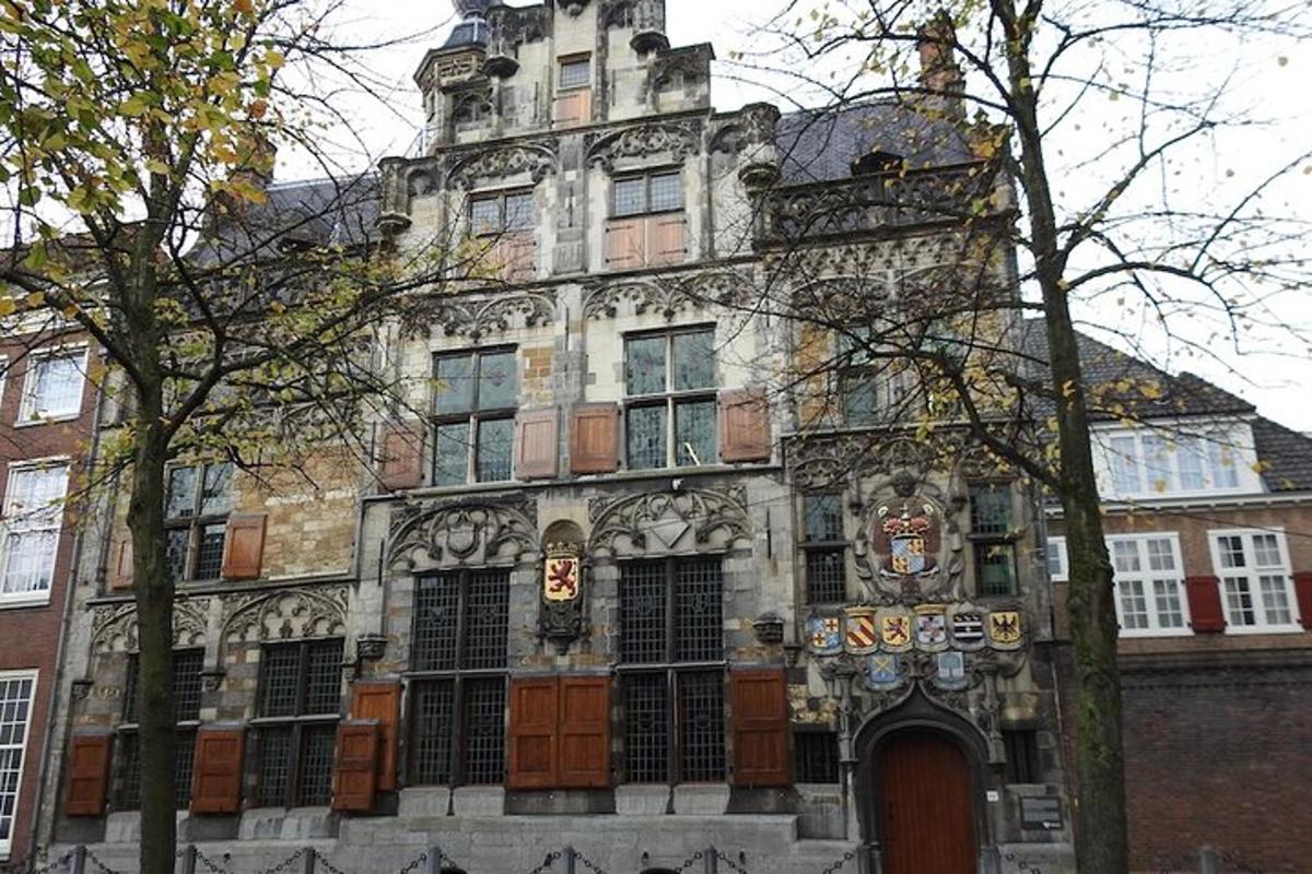 un edifici antic amb una porta davant