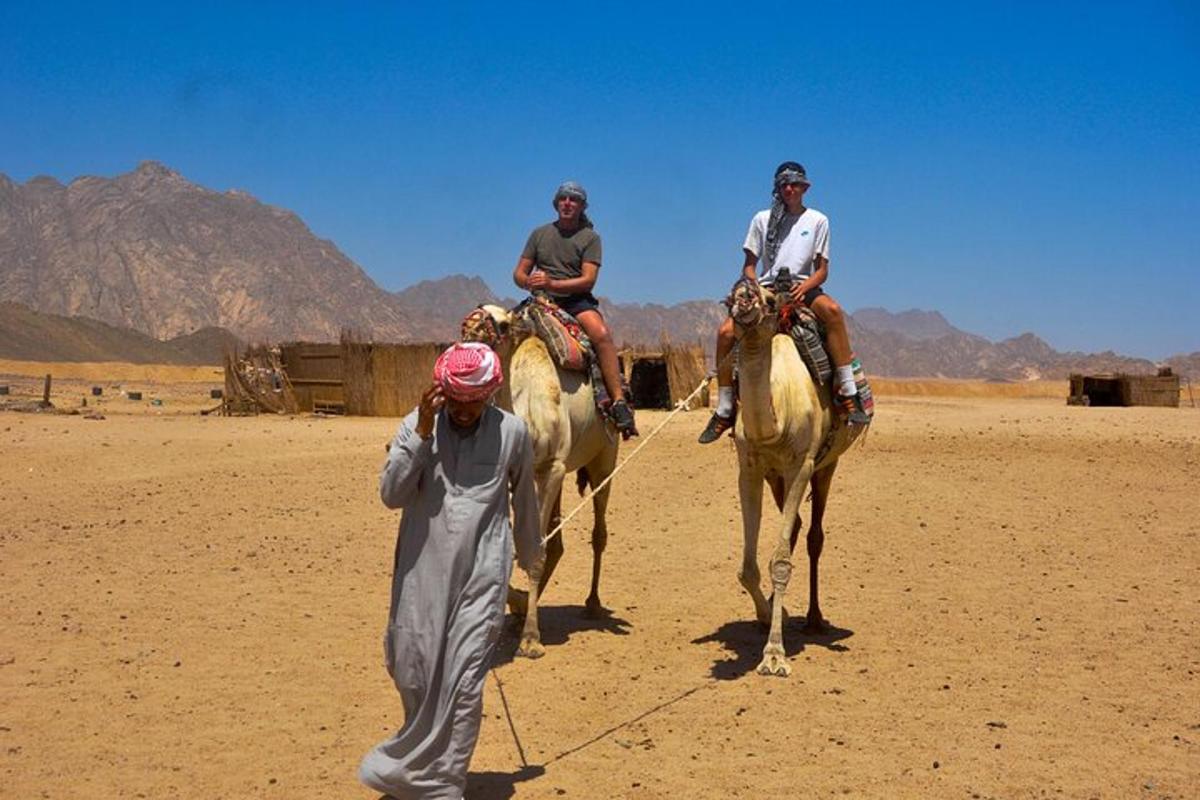 due uomini a cavallo nel deserto