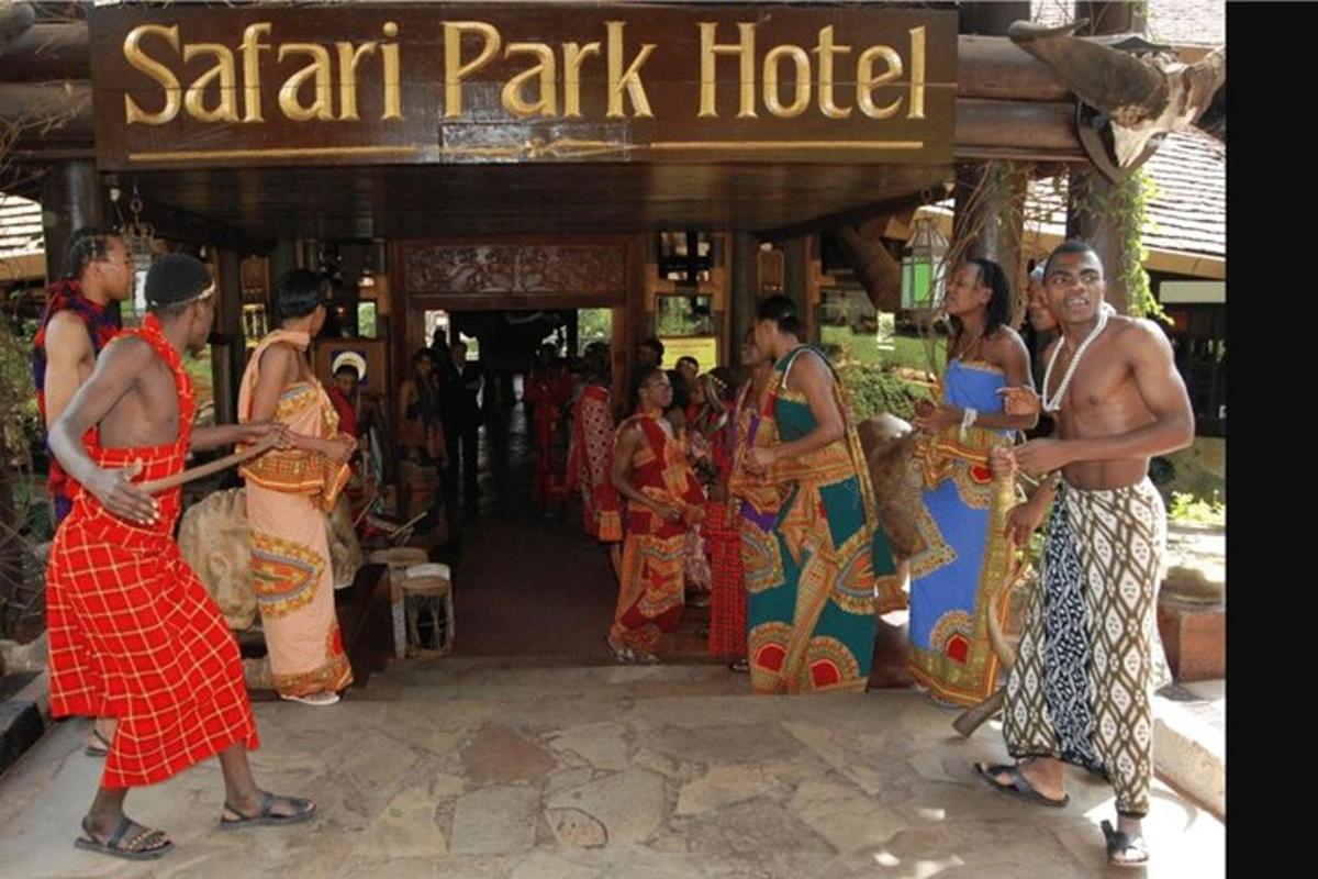 Un grupo de personas de pie afuera de un hotel Sari Park.