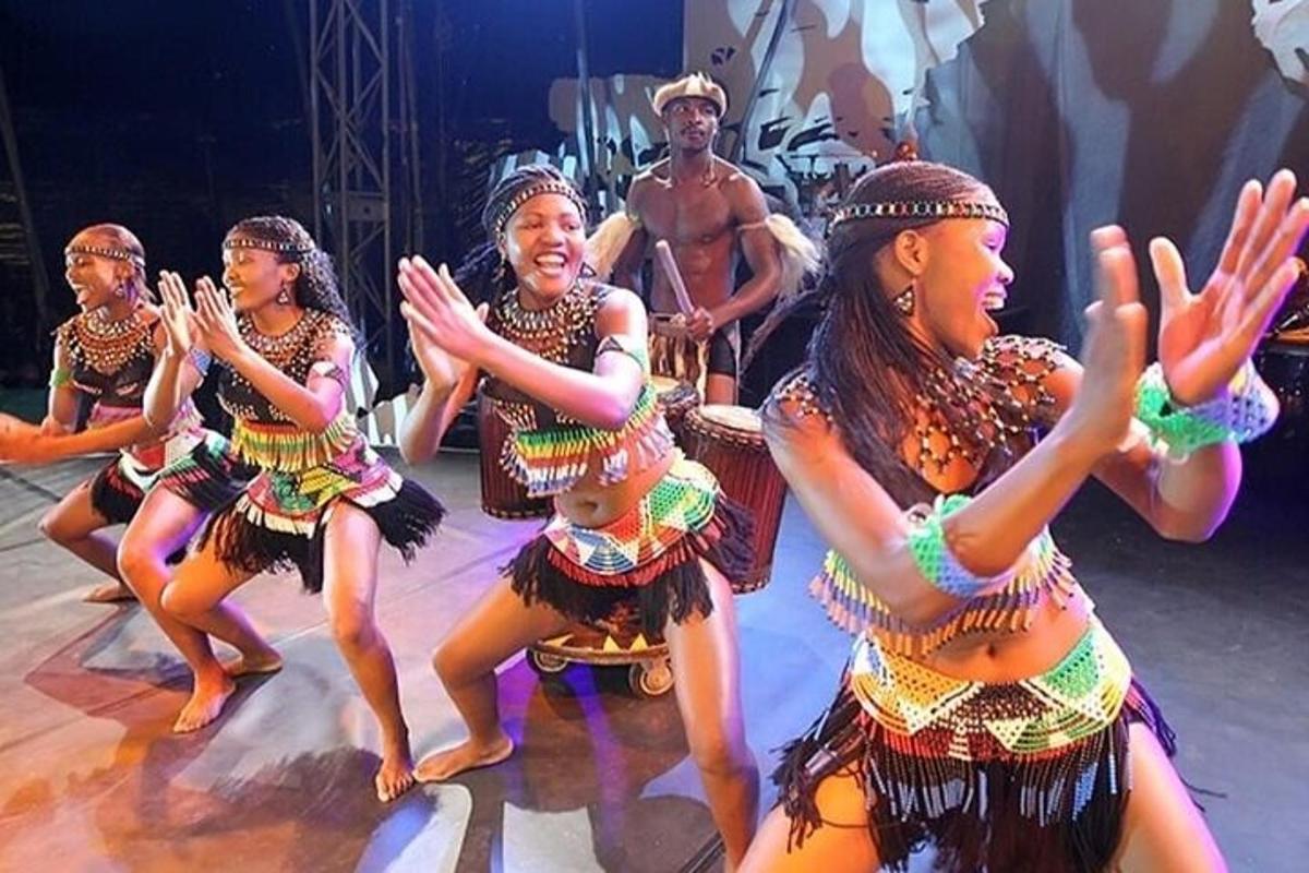 un grupo de mujeres bailando en un escenario
