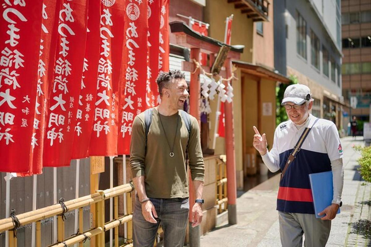 赤い旗を持って通りを歩く二人の男性