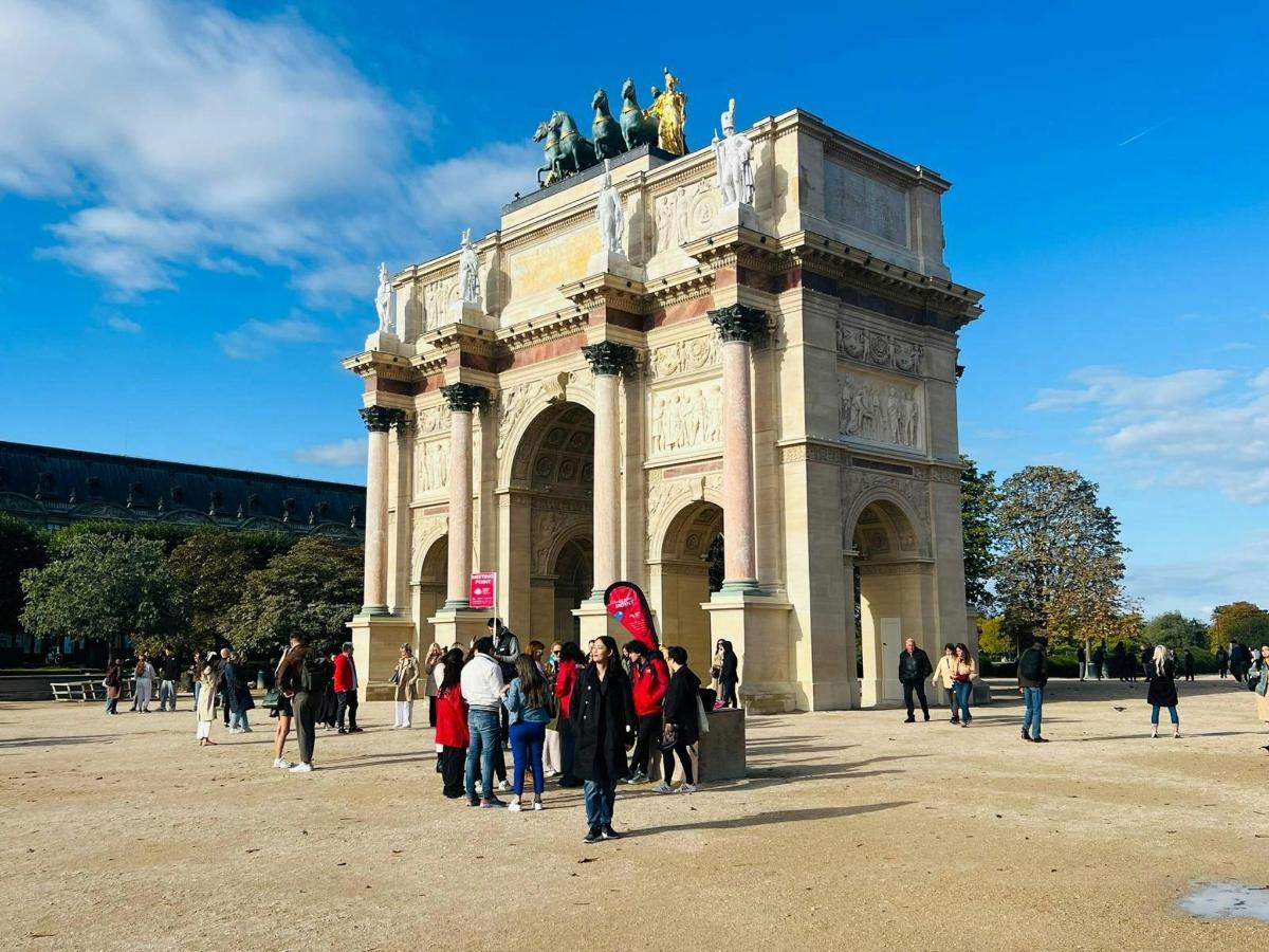 un grup de persones dretes davant d'un gran edifici