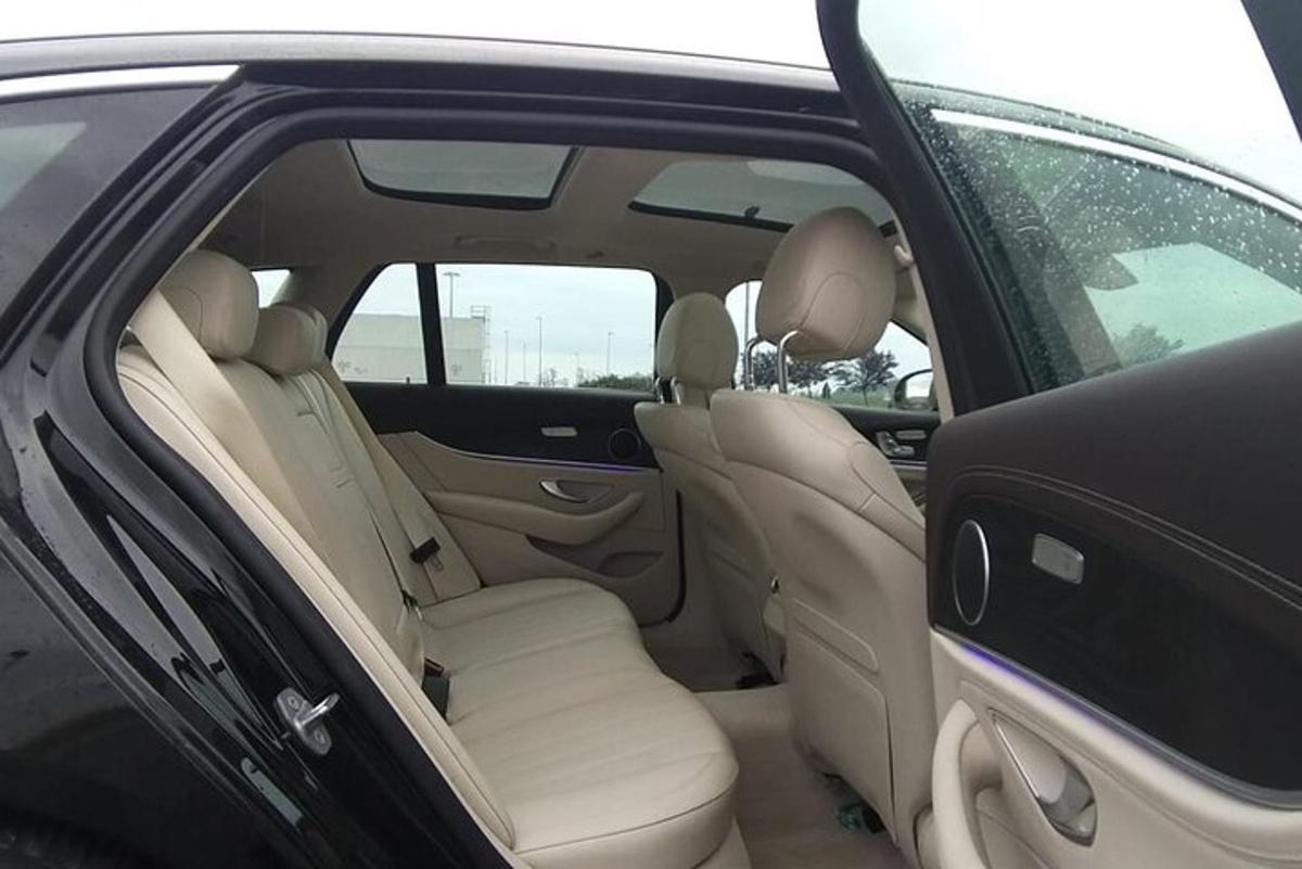 uma vista do banco traseiro de um carro