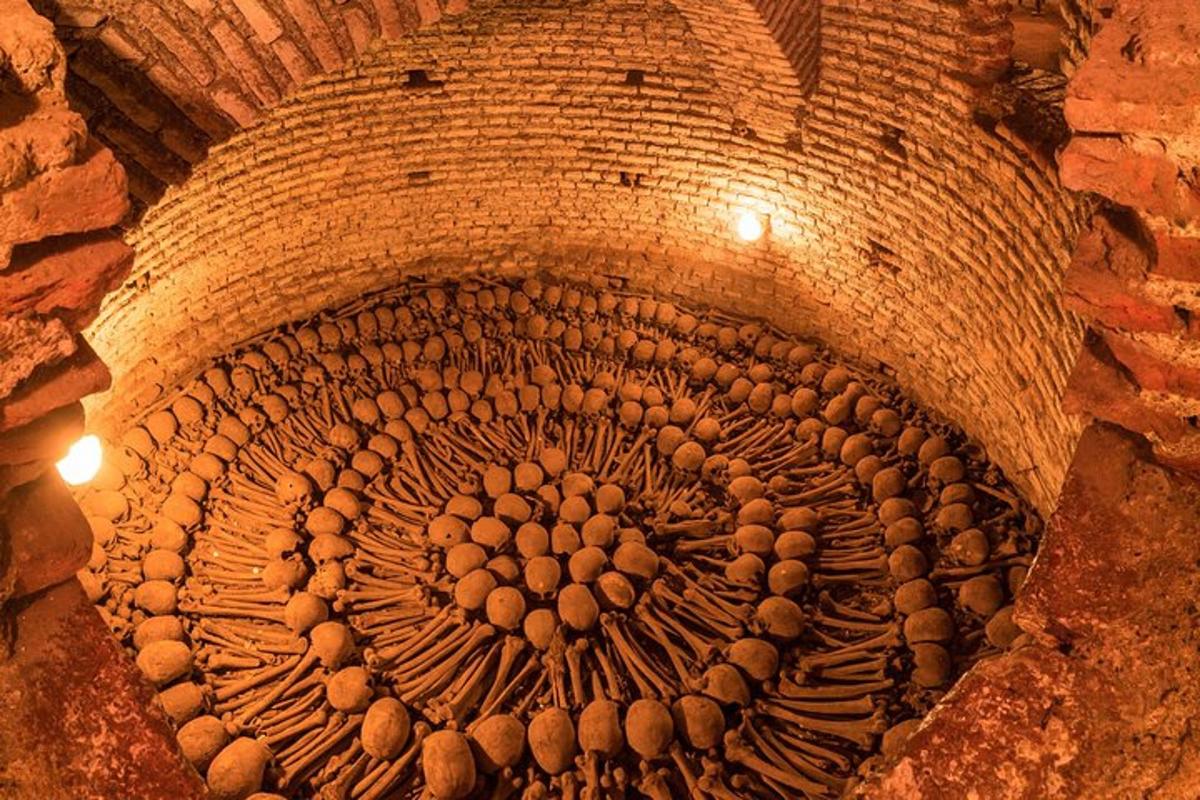 cihlový tunel s hromadou koulí
