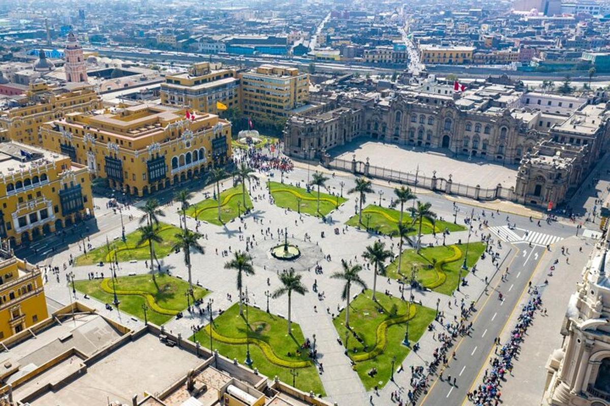 una vista aerea di una piazza in una città