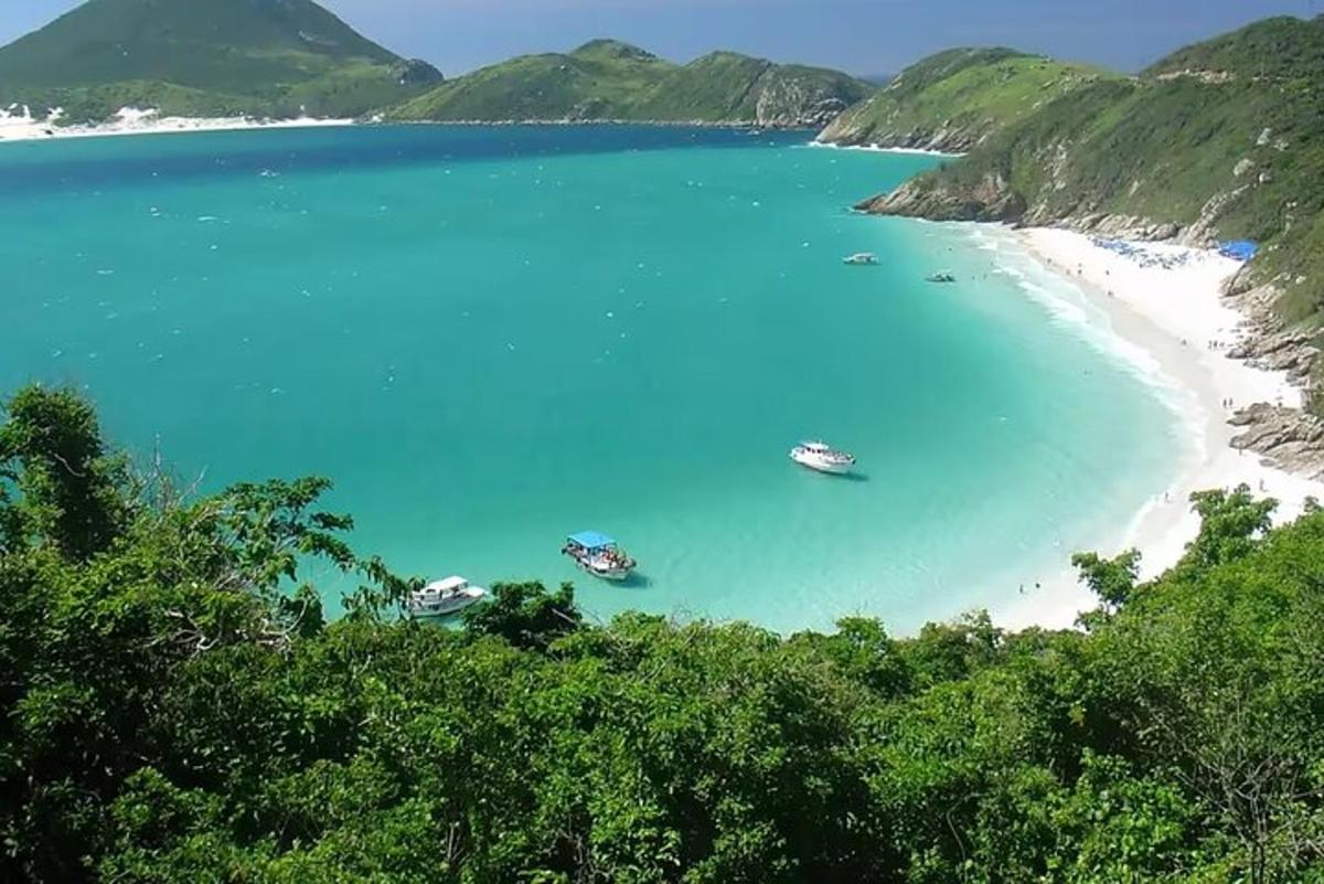 pemandangan pantai dengan bot di dalam air