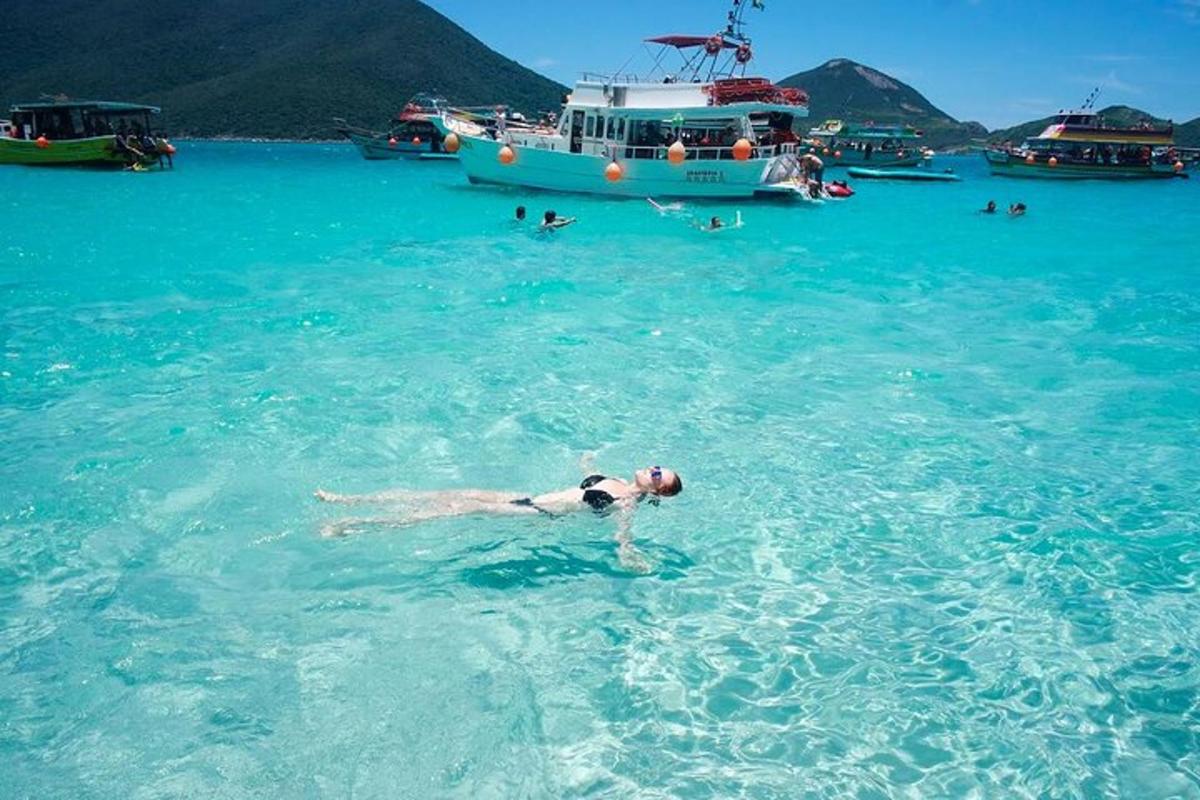 seseorang yang berenang di dalam air di hadapan bot