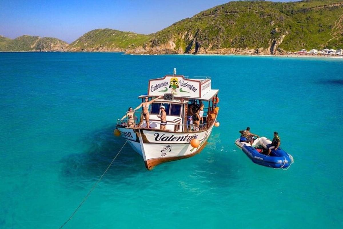 un grupo de personas en un barco en el agua