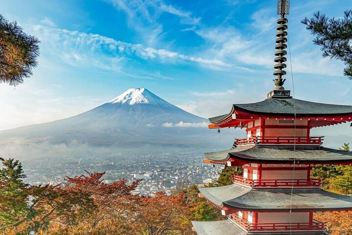 una pagoda con una montagna sullo sfondo