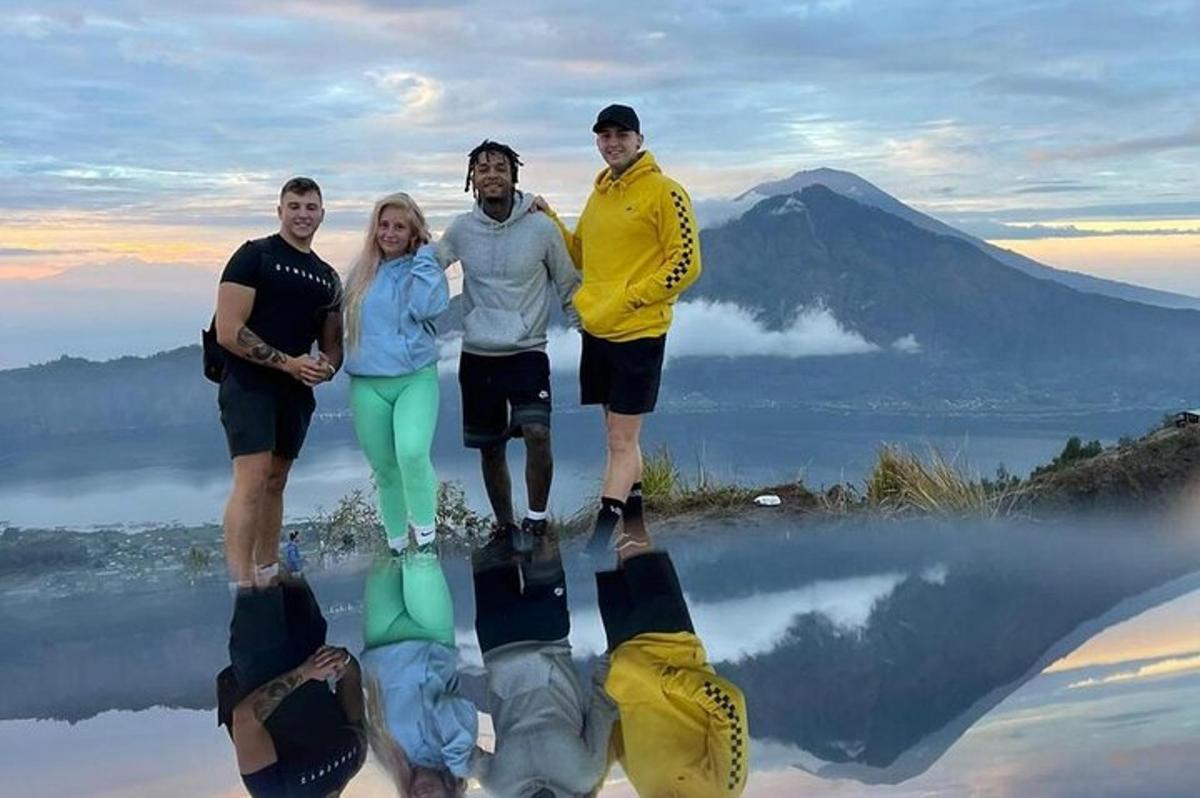 un grupo de personas de pie en la cima de una montaña