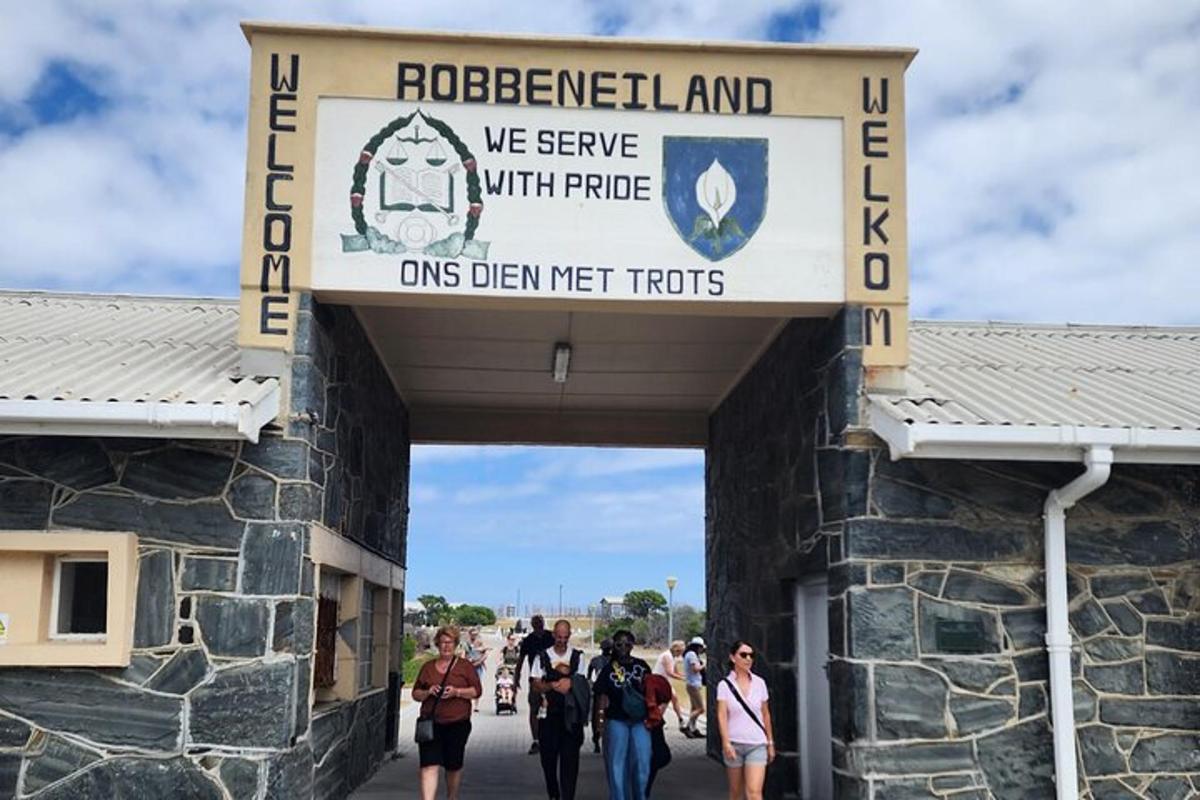 un gruppo di persone che camminano attraverso un cancello al Rockstead e noi serviamo con