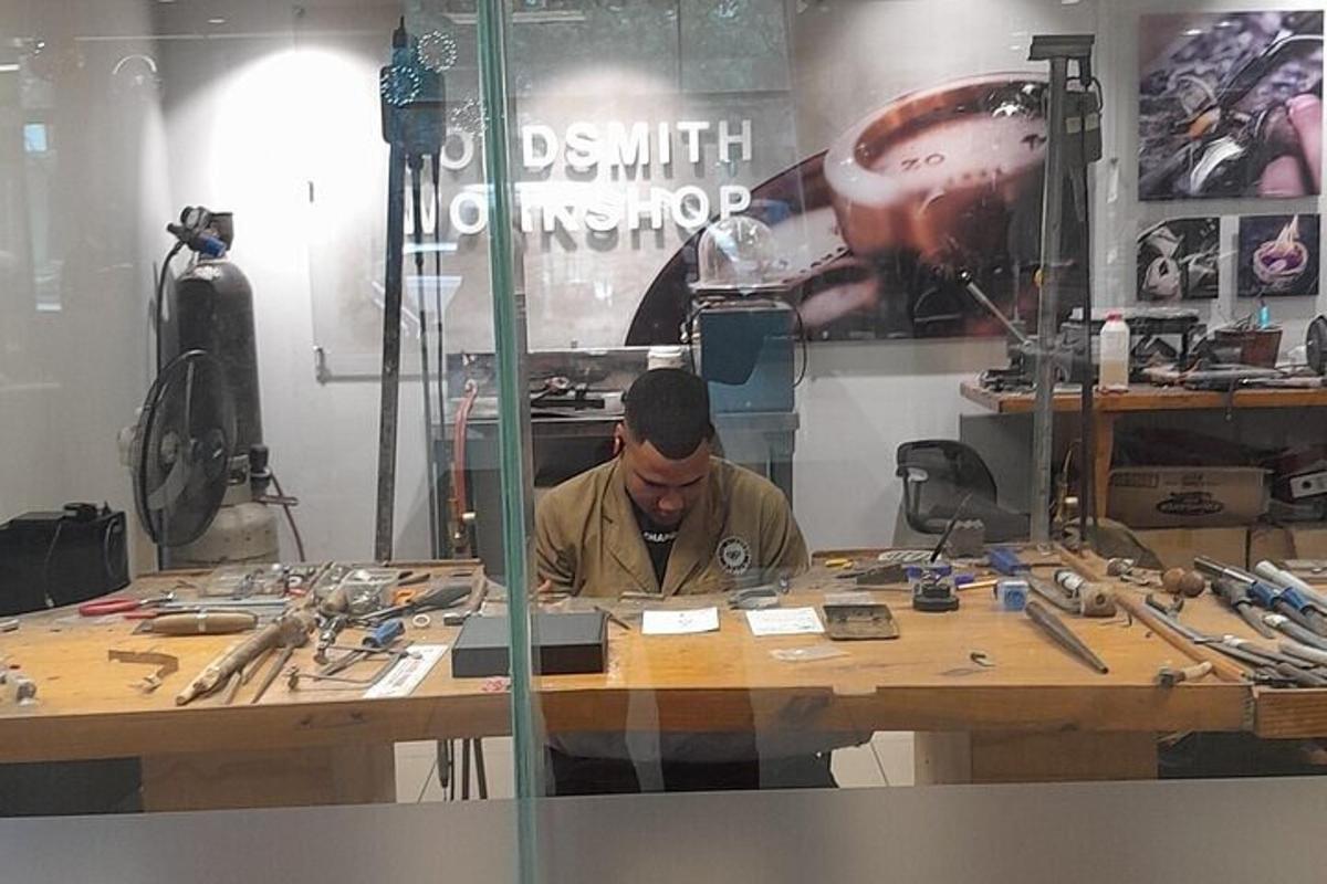 un uomo seduto a un tavolo con degli attrezzi sopra