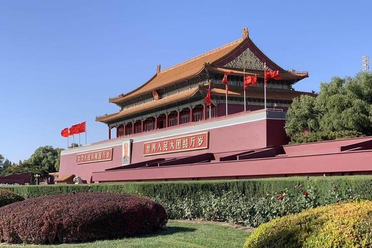 一座前面挂着旗帜的大楼