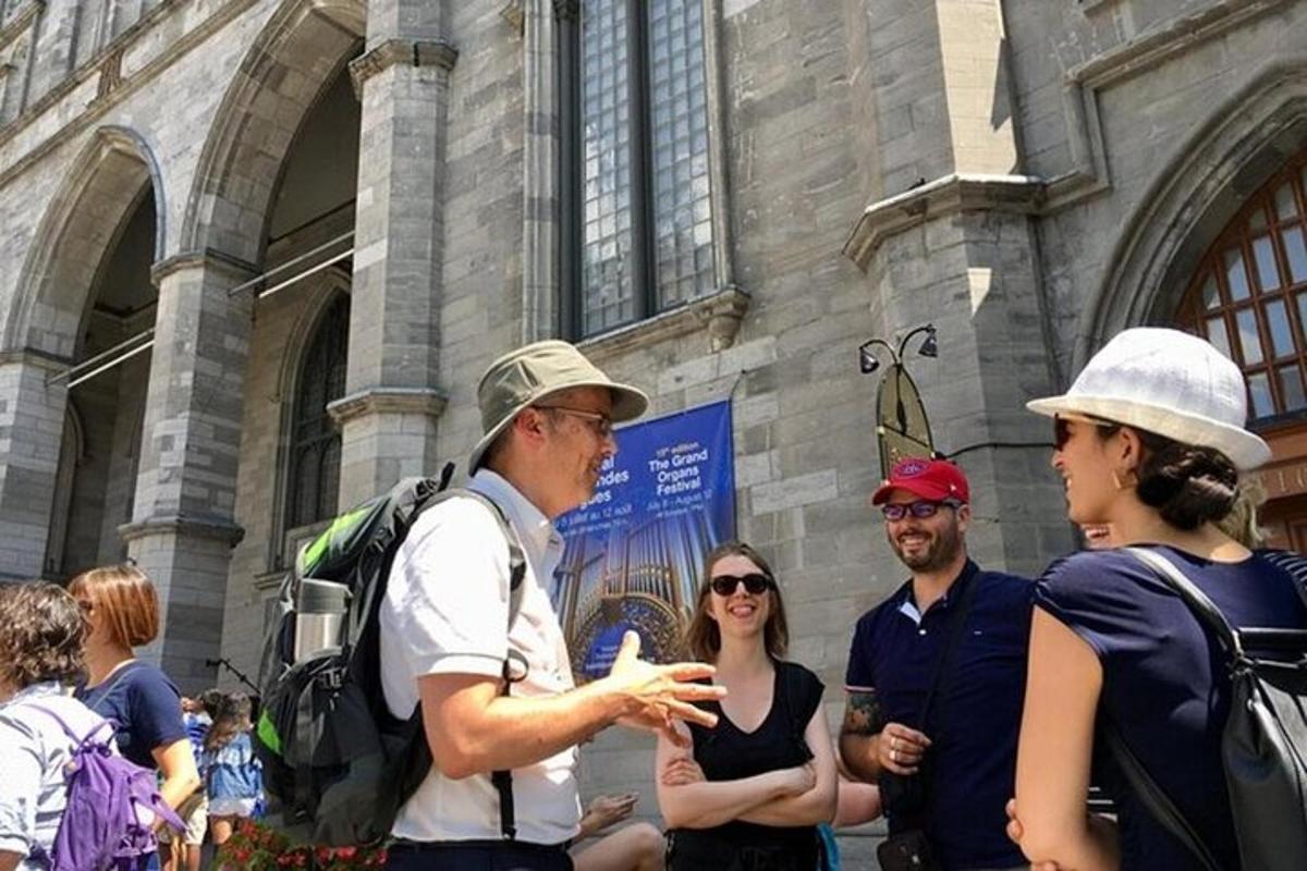 skupina lidí stojících před budovou