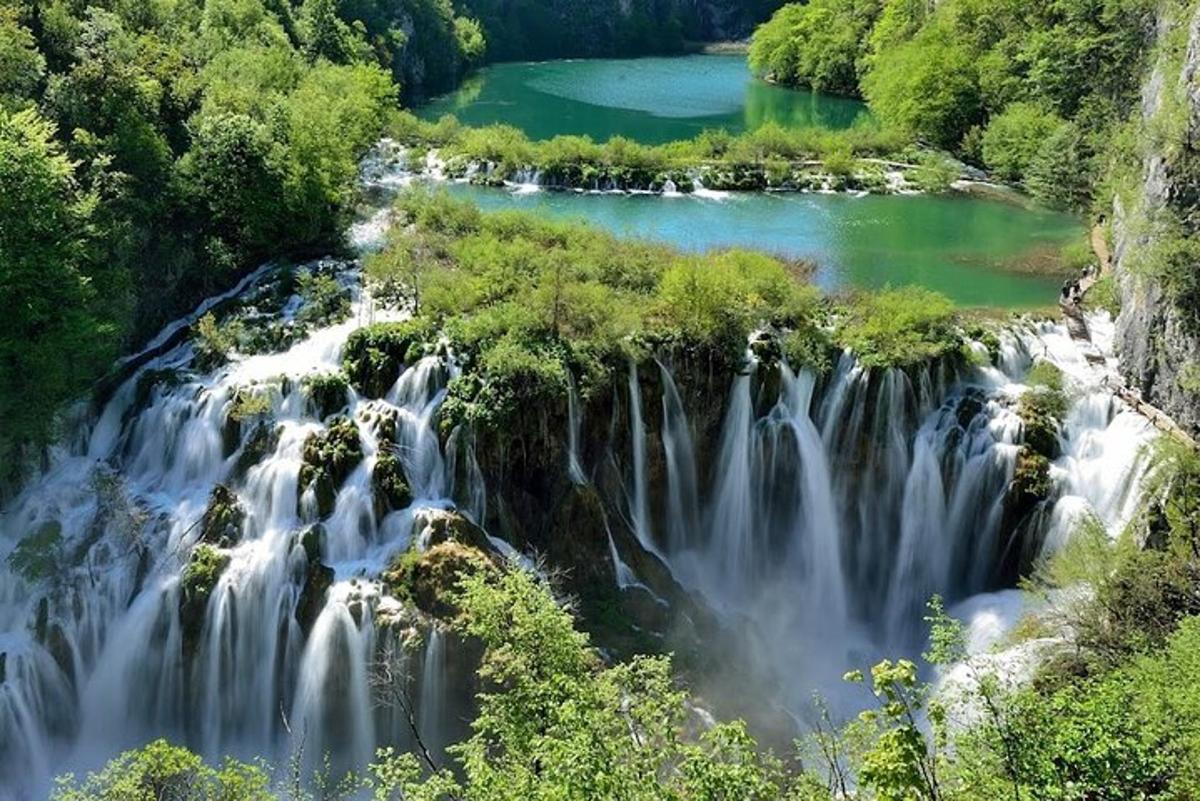 водопад у шуми поред водене површине
