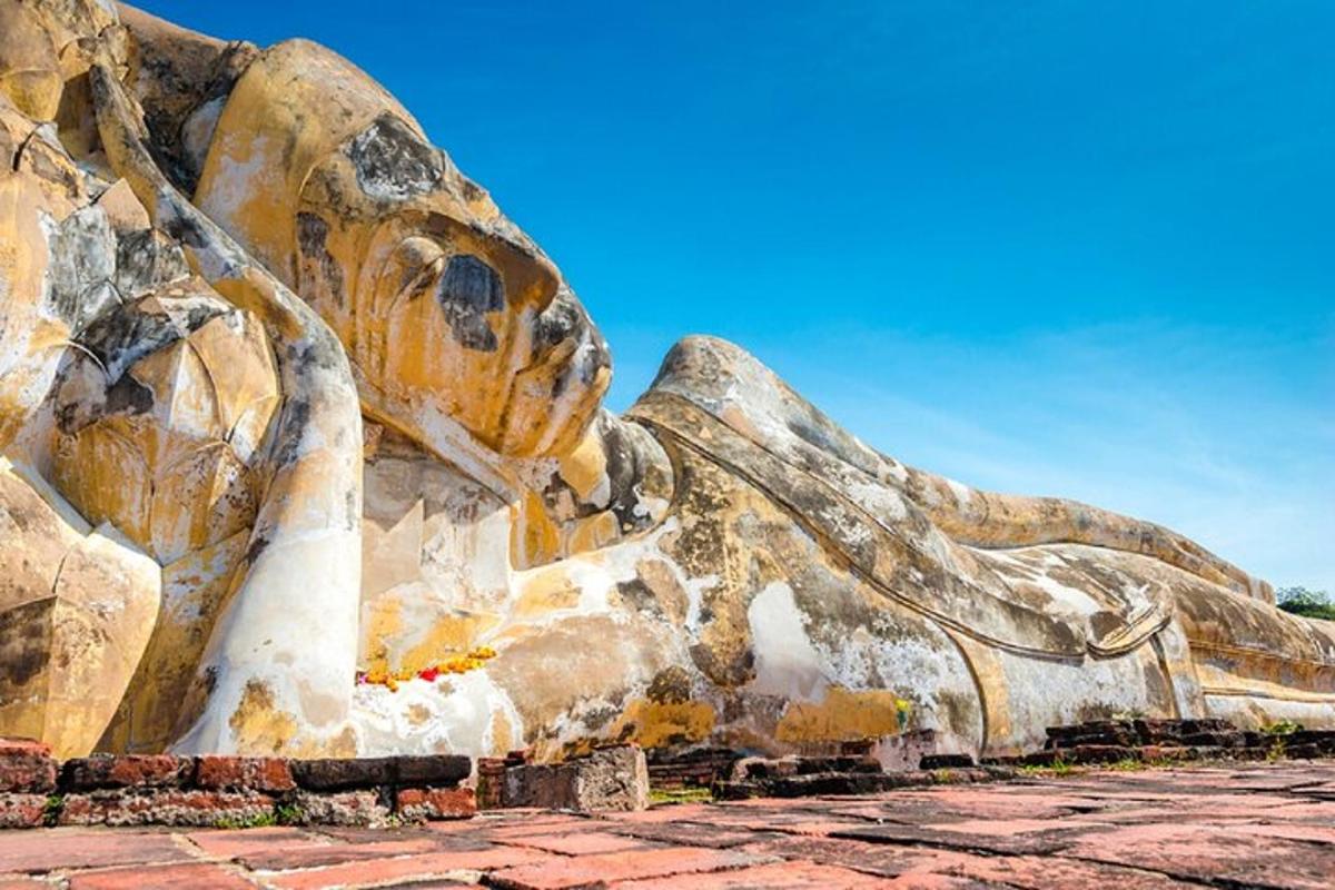 una escultura de una tortuga en una roca
