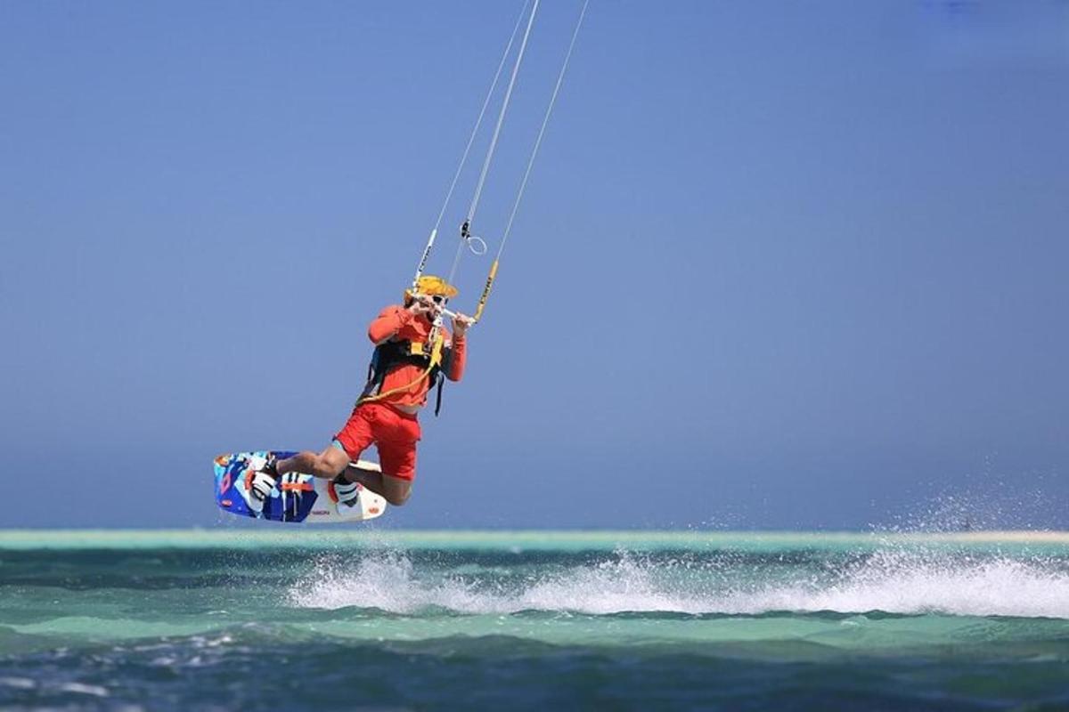 een man staat op een surfplank in de oceaan
