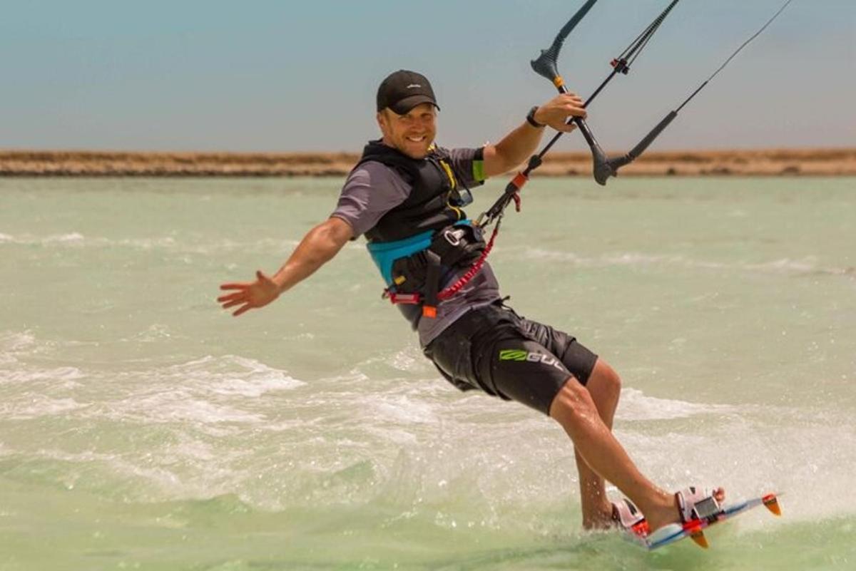 een man op een surfplank in het water
