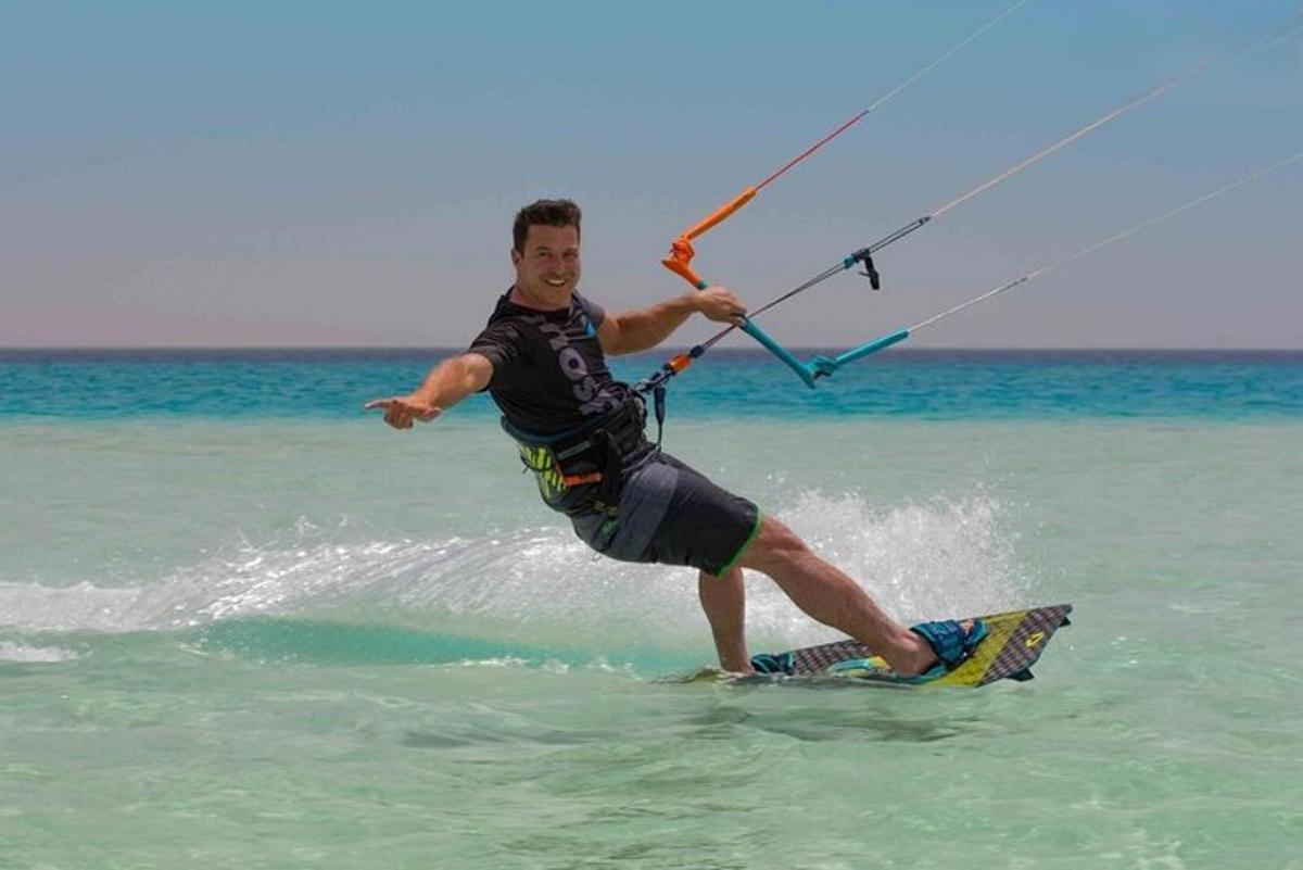 een man op een surfplank in het water