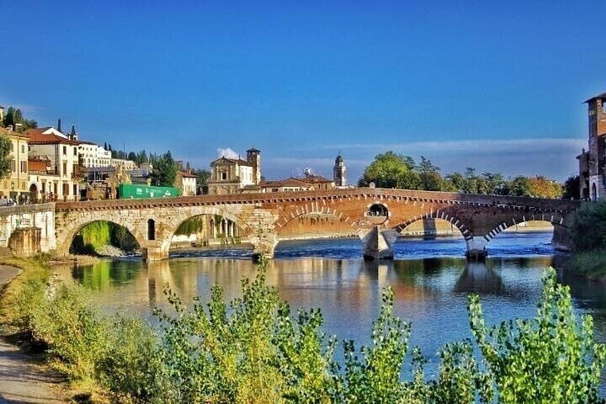 міст через річку в місті