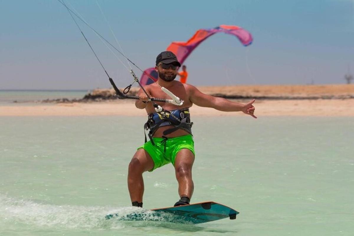 un bărbat pe o placă de surf în apă