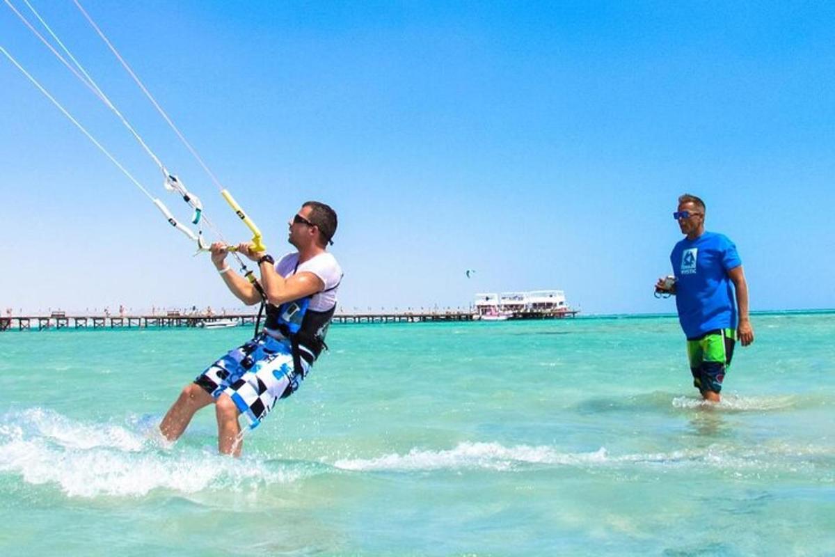 due uomini sono in acqua sulla spiaggia