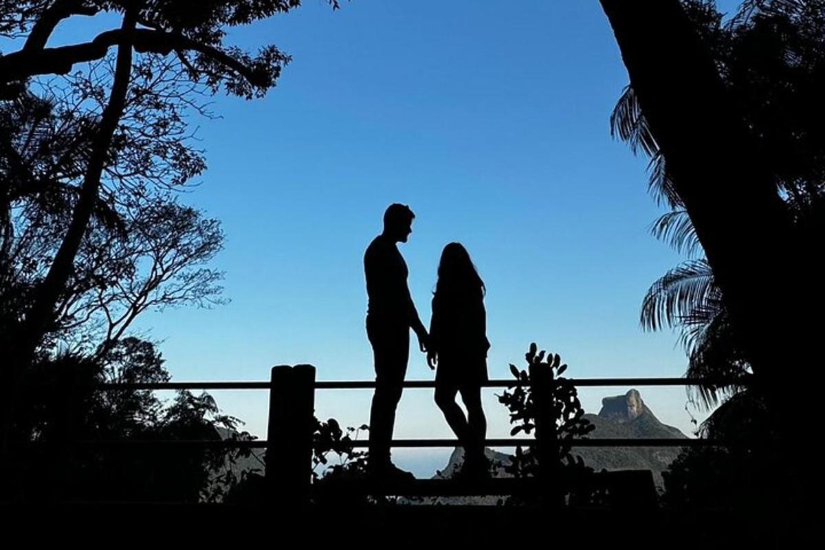 seorang lelaki dan seorang wanita berdiri di sebelah pagar