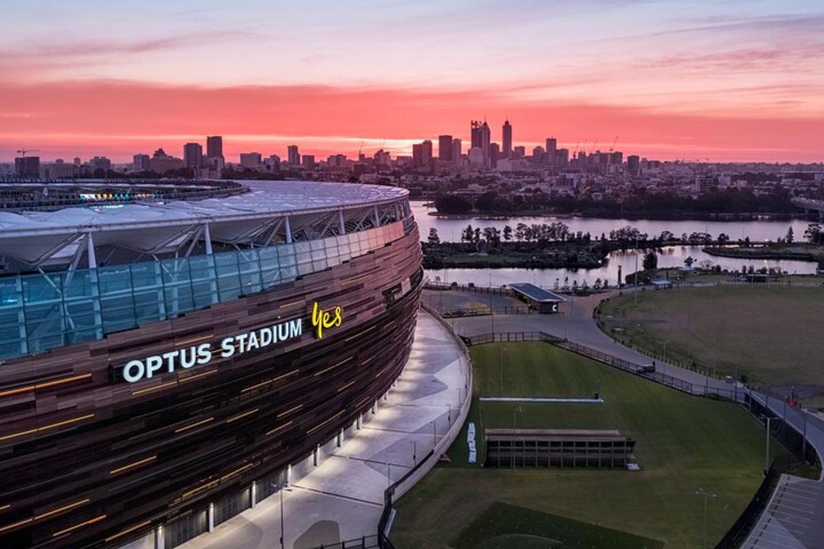 egy olimpiai stadion látképe naplementekor