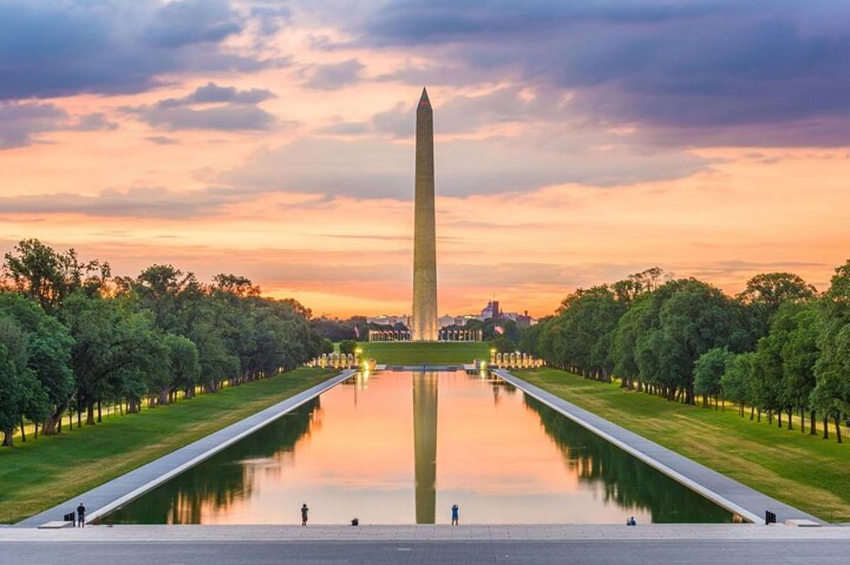 pohľad na Washingtonský monument pri západe slnka