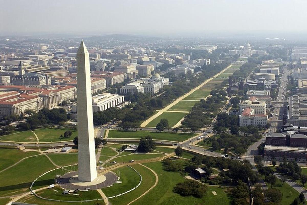 Letecký pohled na Washingtonský monument před městem