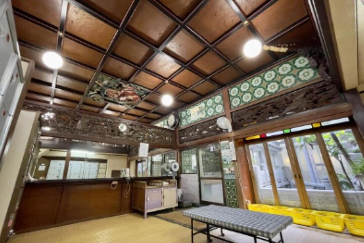 建物の中にあるテーブルとベンチのある部屋