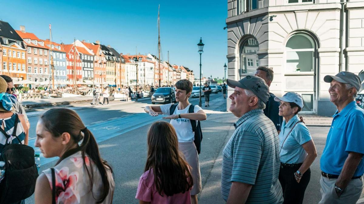 un gruppo di persone in piedi su una strada cittadina