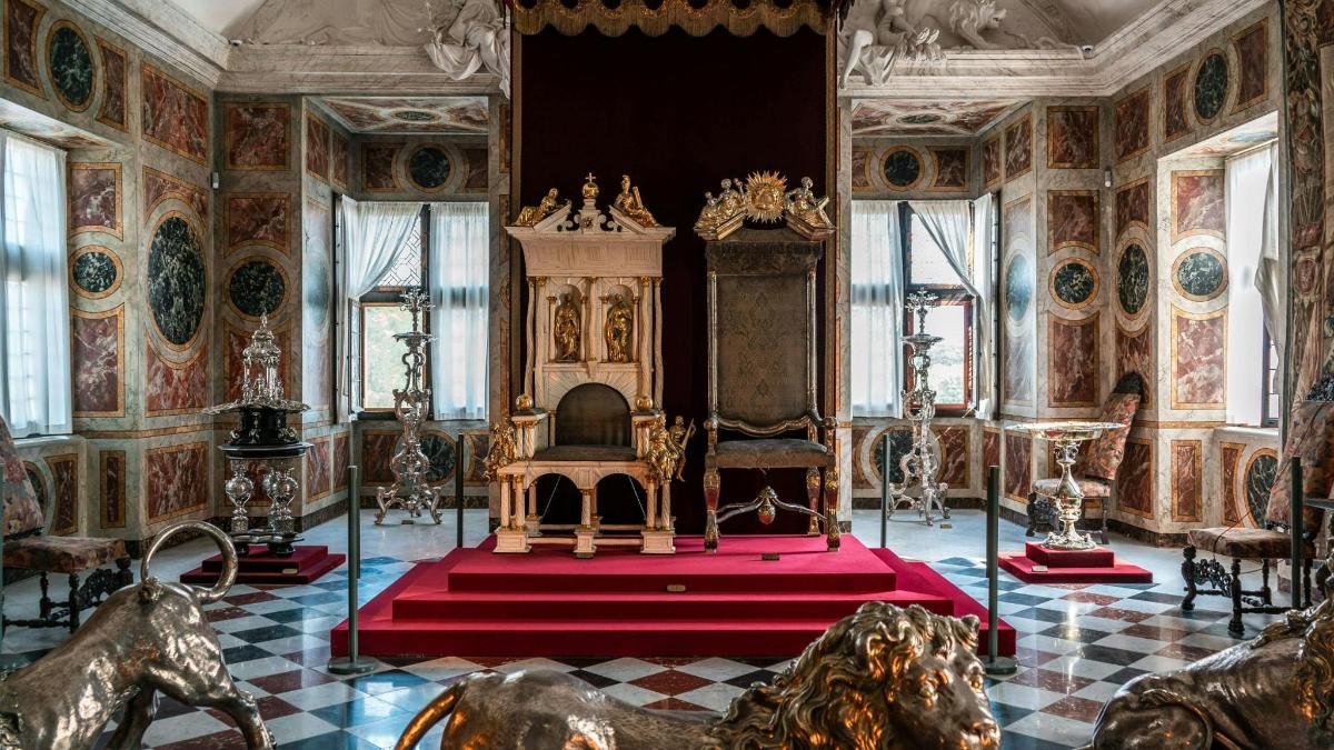 veľká miestnosť s veľkým oltárom v paláci