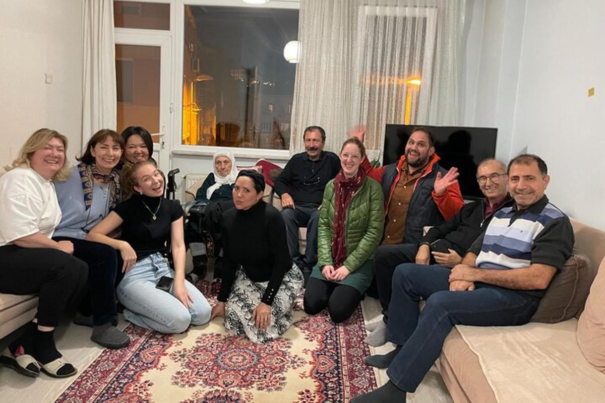 um grupo de pessoas posando para uma foto em uma sala de estar