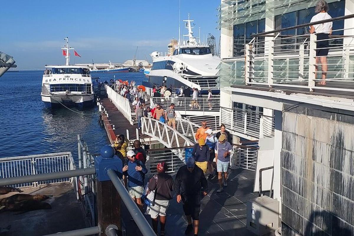 Un grupo de personas de pie en un crucero.
