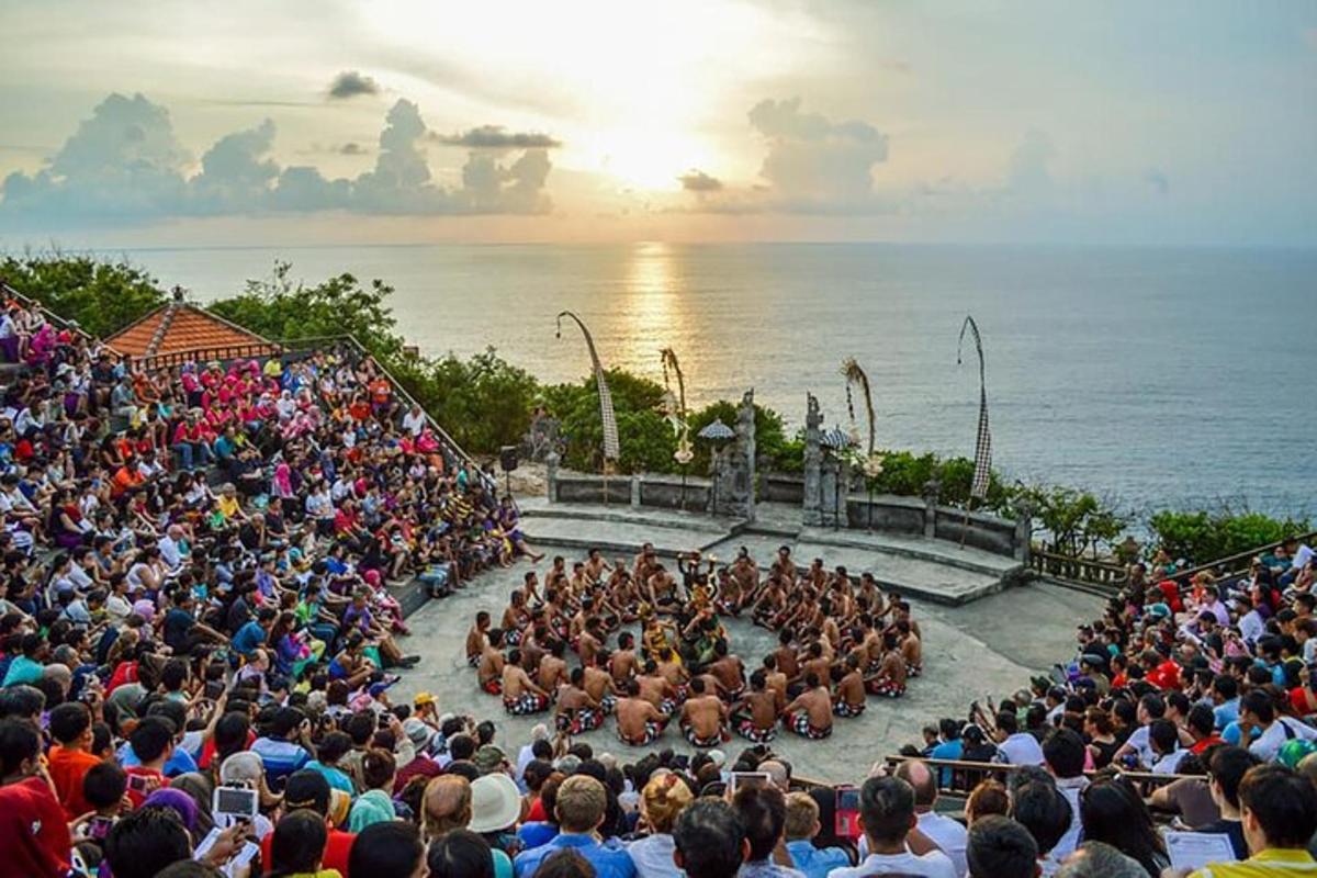 una gran multitud de persones veient un espectacle davant de l'oceà