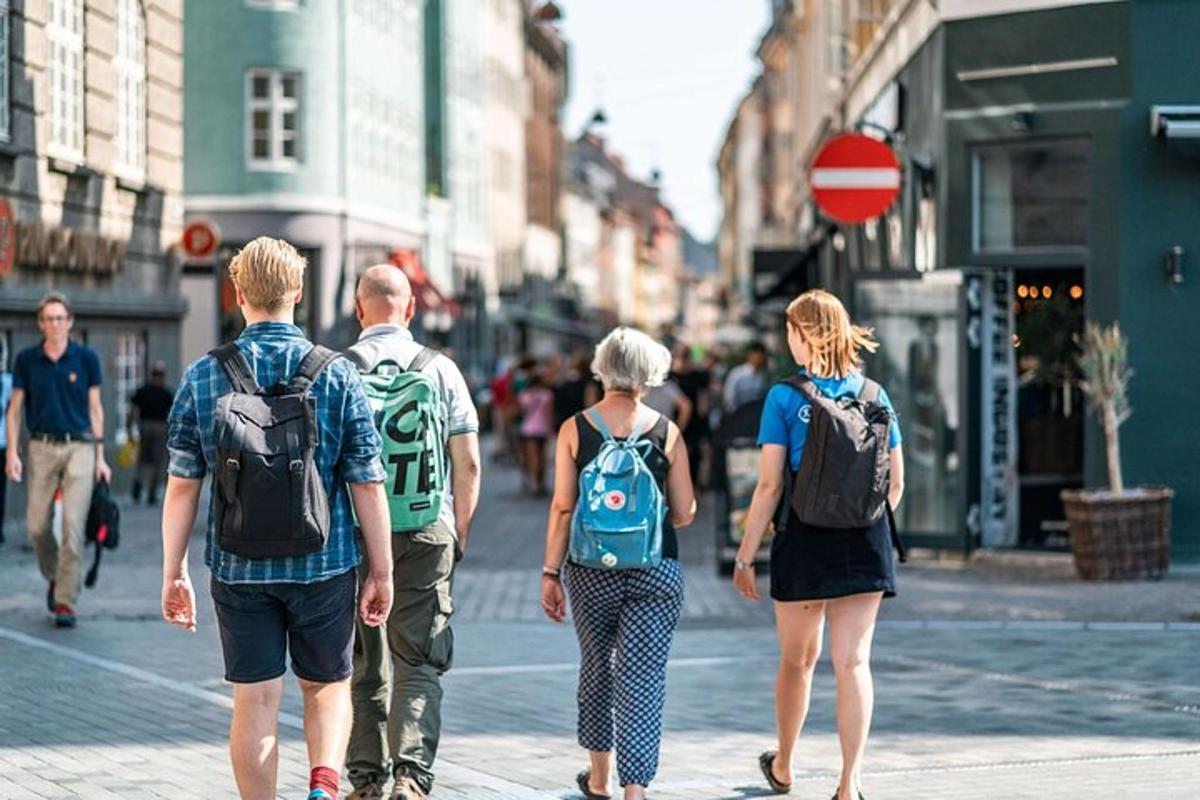 egy csoport ember sétál a város utcáján