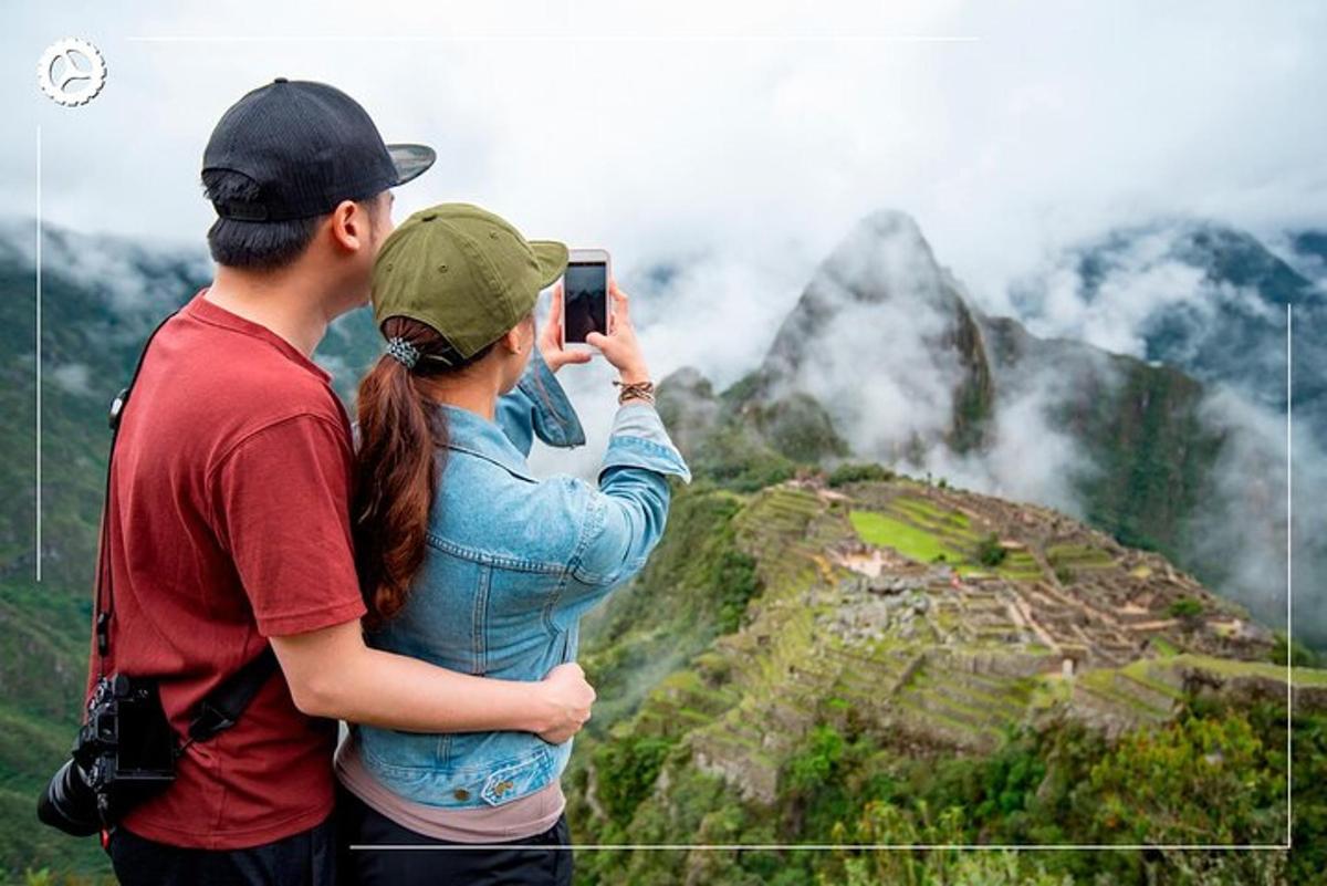 một người đàn ông và một người phụ nữ đang chụp ảnh một ngọn núi